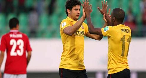 رسمياً.. جوانزو الصيني يضم باولينيو من توتنهام